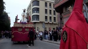 SENTENCIA 1 El incienso rodea a Jesús sentenciado la noche del Lunes Santo