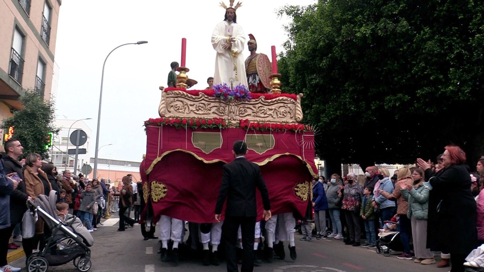 SENTENCIA 2 El incienso rodea a Jesús sentenciado la noche del Lunes Santo