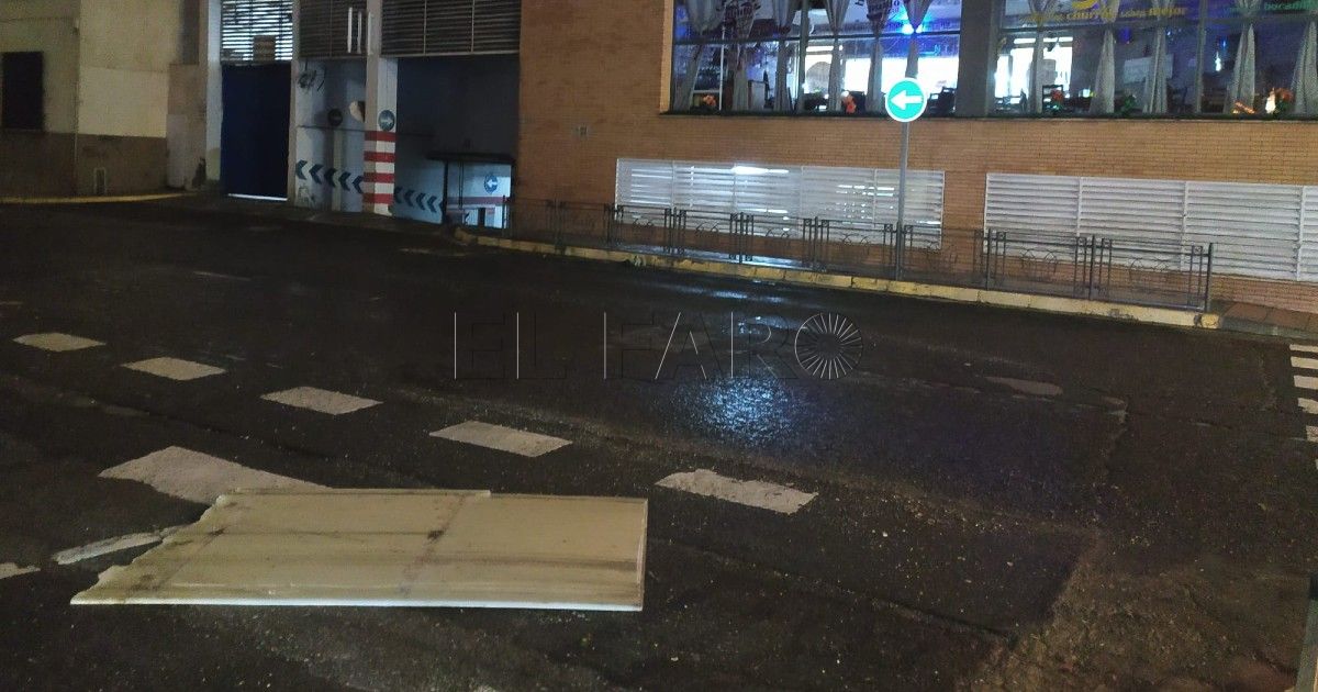 Sin título2 2 El fuerte viento despega parte de la chapa del techo del Mercado Central