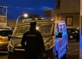 Un agente de la Policía Nacional corta el paso en la calle Larache. Melilla: Continúa la excavación en busca de un cadáver en Reina Regente