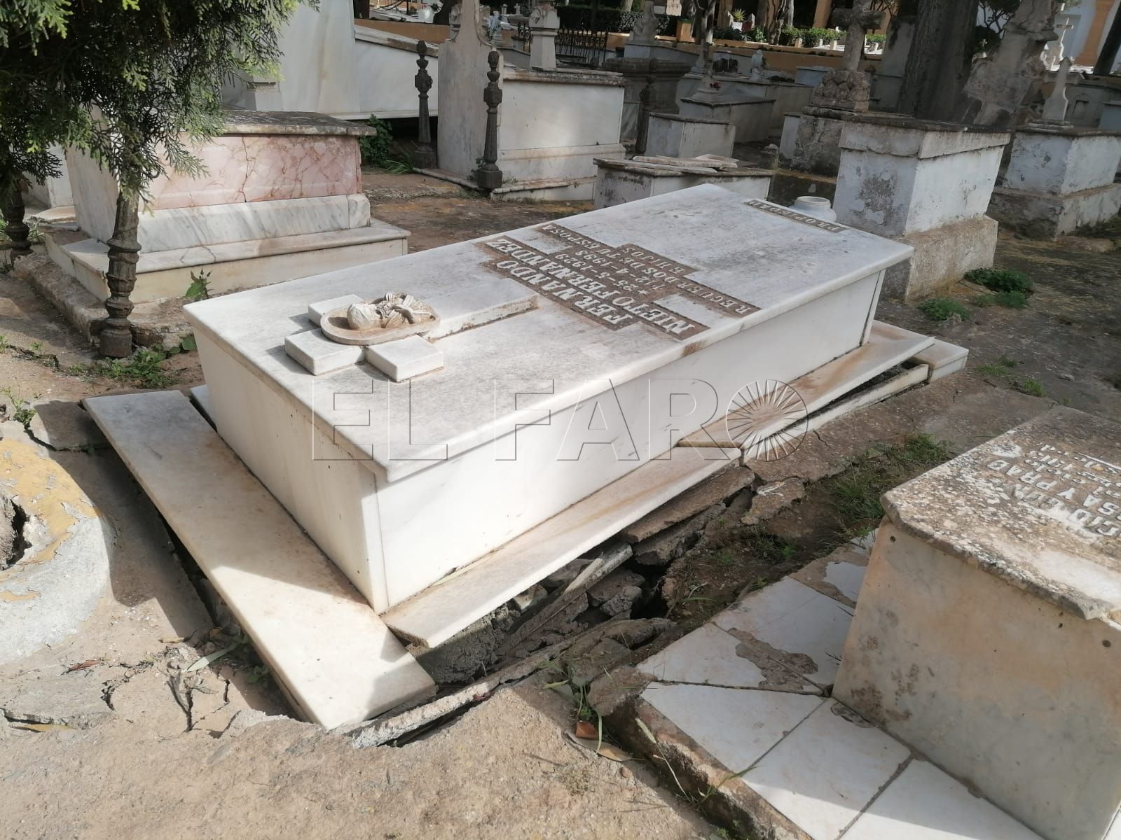 Tumbas rotas a causa del temporal en el cementerio de la Purísima