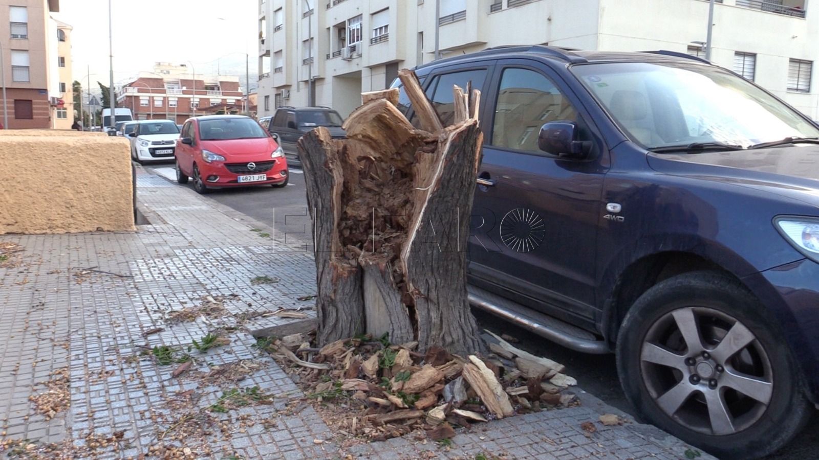 El fuerte viento destroza un coche en Melilla