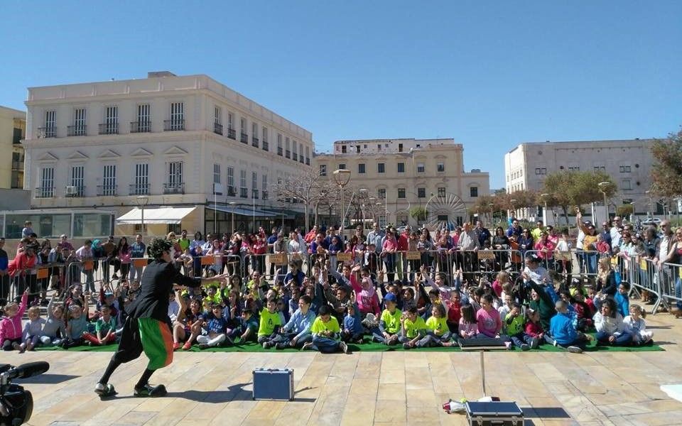 Teama monta un stand, un rastrillo benéfico y organiza un cuentacuento por el Día Mundial del Autismo