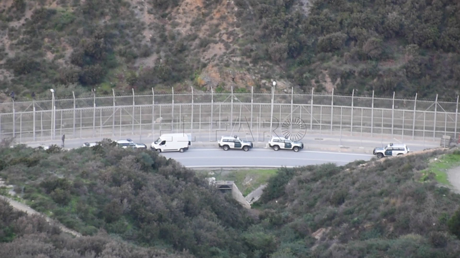 guardia civil desplegada en perimetro frontera Policía y Guardia Civil de Melilla, galardonadas por Madrid