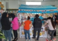 Alumnos haciendo prestamos de comics durante el recreo El IES Rusadir de Melilla celebra la Semana del Libro