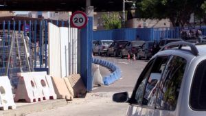 COLAS 1 1 Crece la indignación por las enormes colas en la frontera