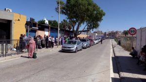 COLAS 2 Crece la indignación por las enormes colas en la frontera