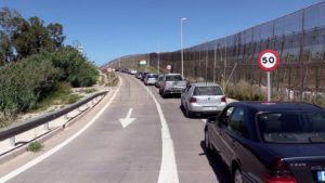 COLAS 3 Crece la indignación por las enormes colas en la frontera