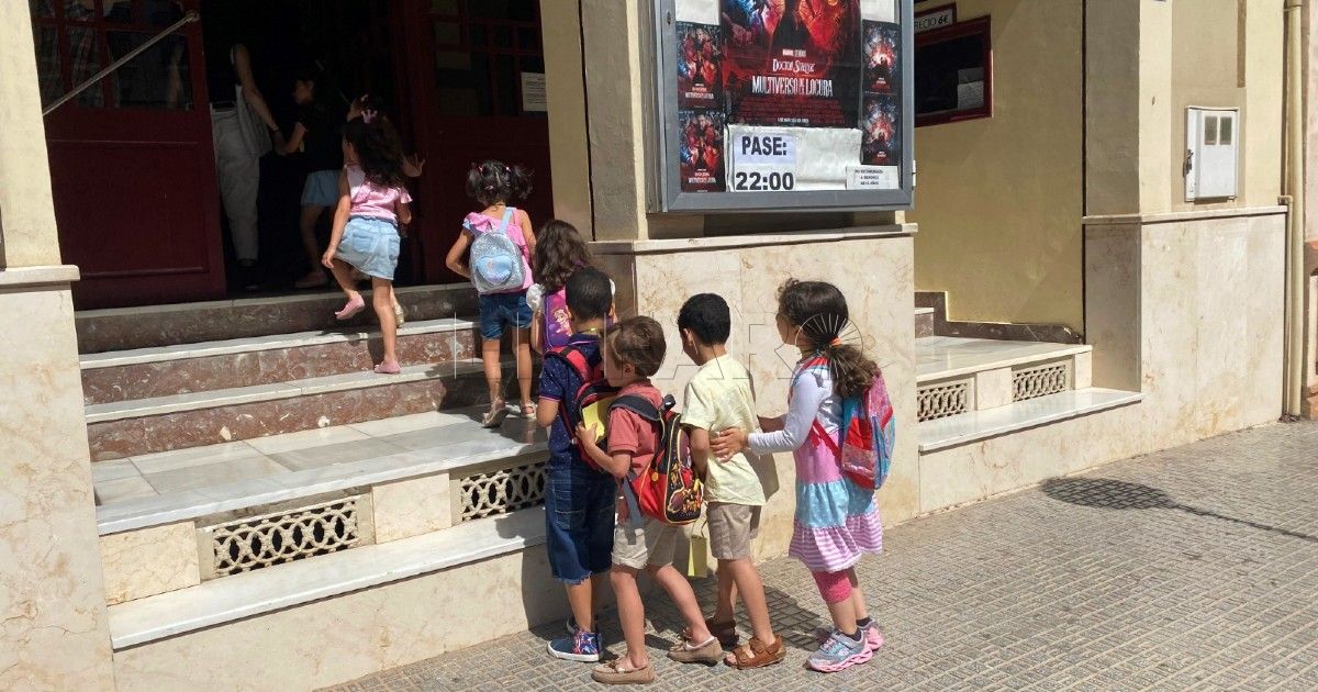 Cine El alumnado de inmersión lingüística de Melilla disfruta de la película 'Sonic 2' en el teatro cine Perelló