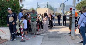 Colas para el pasaporte Una treintena de personas esperaban esta mañana para sacarse el pasaporte