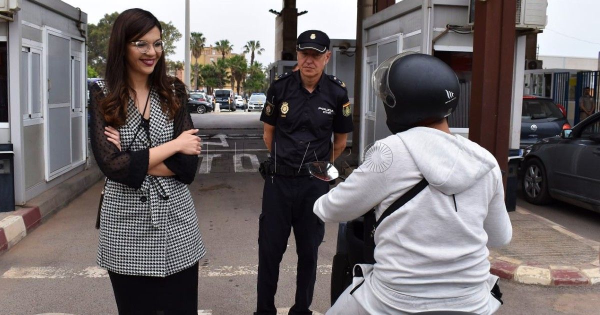 Delegada 1 La delegada comprueba de primera mano cómo funciona la frontera en Melilla