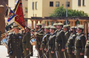 El COMGE pasando revista El Regimiento Mixto de Artillería nº 32 conmemora el 2 de Mayo