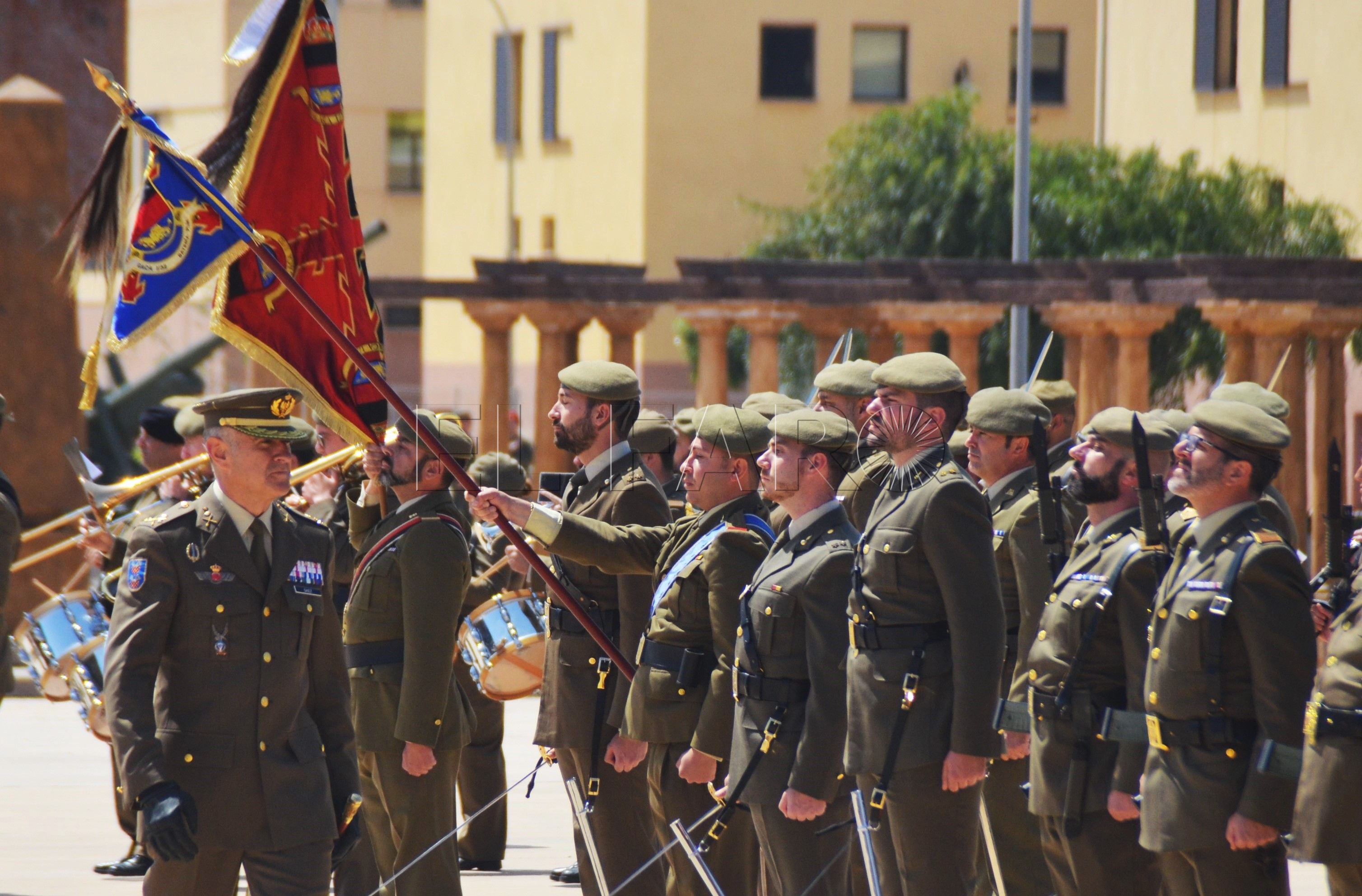 El COMGE pasando revista El Regimiento Mixto de Artillería nº 32 conmemora el 2 de Mayo