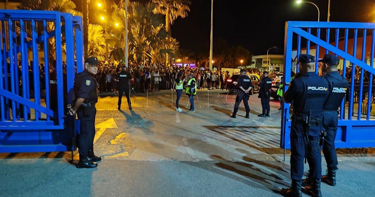 Frontera a punto de abrir Abre la frontera de Melilla ante una multitud expectante