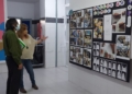 La responsable de la biblioteca del IES Rusadir explica parte de la exposicion al director provincial de Educacion El IES Rusadir de Melilla celebra la Semana del Libro