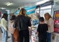 Lola Vidal coordinadora de la biblioteca del IES Rusadir junto al quiosco de prestamos El IES Rusadir de Melilla celebra la Semana del Libro