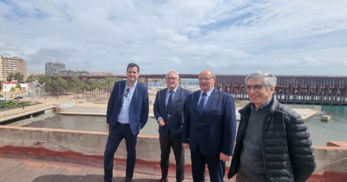 Luis Ayala primero por la izquierda Dimite Luis Ayala, director del Puerto de Melilla