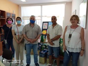 Momento de la entrega de los alimentos El IES Rusadir enseña su cara más solidaria