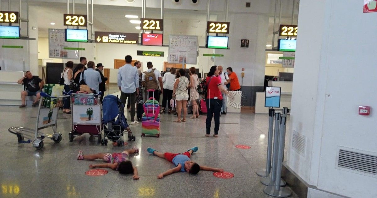 Niños en el aeropuerto Aterrizan en Melilla 4 días después las dos mamás y los tres niños que salieron de Madrid el viernes