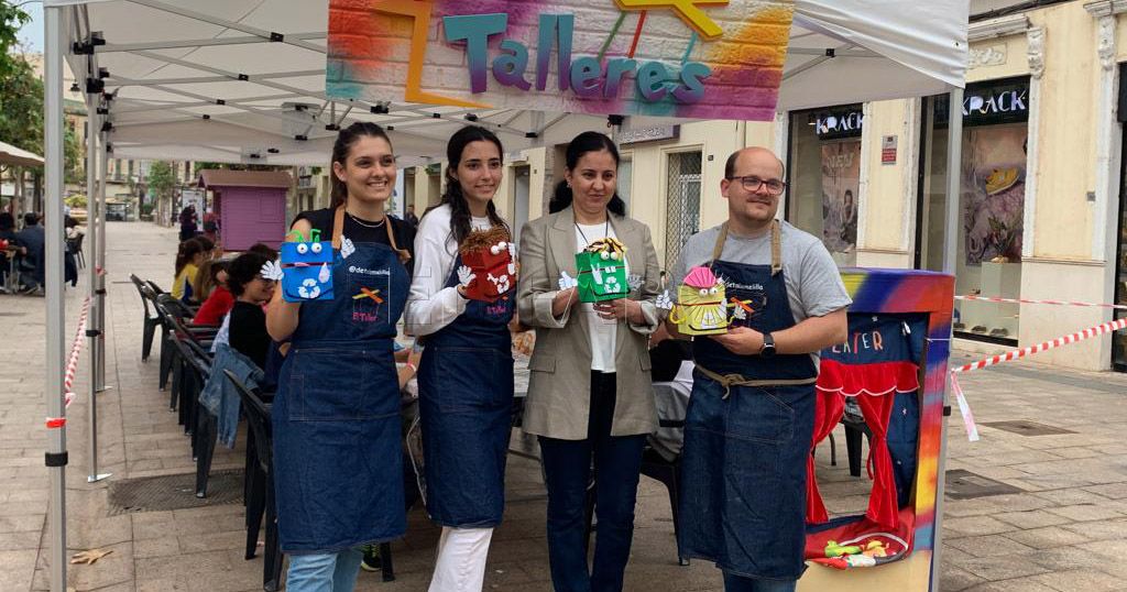 Talleres de reciclaje Los niños de Melilla elaboran marionetas por el Día Internacional del Reciclaje