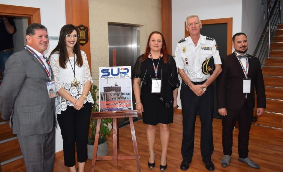 Emotivo homenaje a los policías jubilados de Melilla