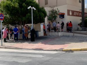 WhatsApp Image 2022 05 30 at 11.49.10 AM Una treintena de personas esperaban esta mañana para sacarse el pasaporte