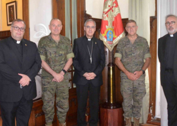 arzobispo castrense El Arzobispo Castrense Juan Antonio Aznárez visita la guarnición de Melilla