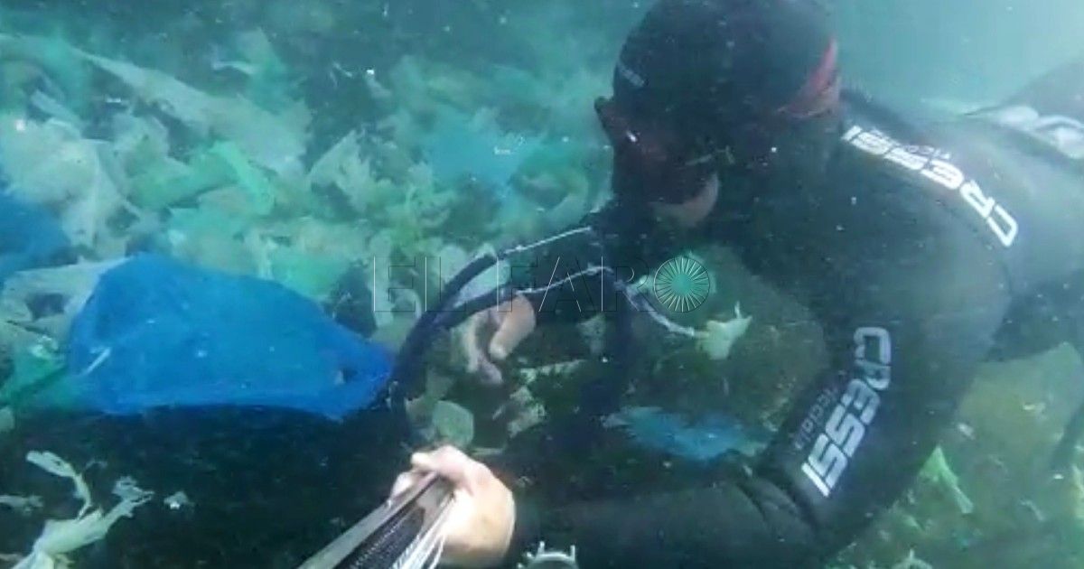 buceo 1 Un melillense muestra cómo la playa de La Alcazaba se ahoga en basura