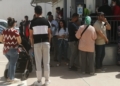 colas Centenares de personas hacen cola en el Laboratorio de Salud Pública