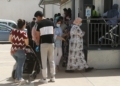 colas 2 Centenares de personas hacen cola en el Laboratorio de Salud Pública
