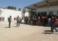 colas 4 Centenares de personas hacen cola en el Laboratorio de Salud Pública