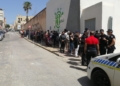 colas 7 Centenares de personas hacen cola en el Laboratorio de Salud Pública