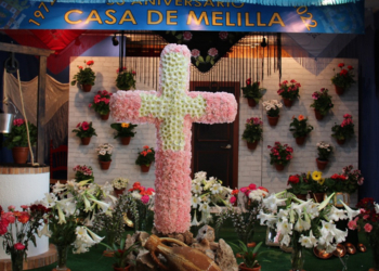 cruz Inauguran la Cruz de Mayo en la Casa de Melilla en Málaga