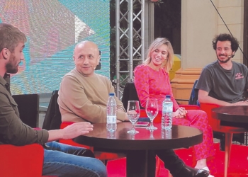 mesa redonda "La cultura ayuda a colocar las ciudades en los mapas"