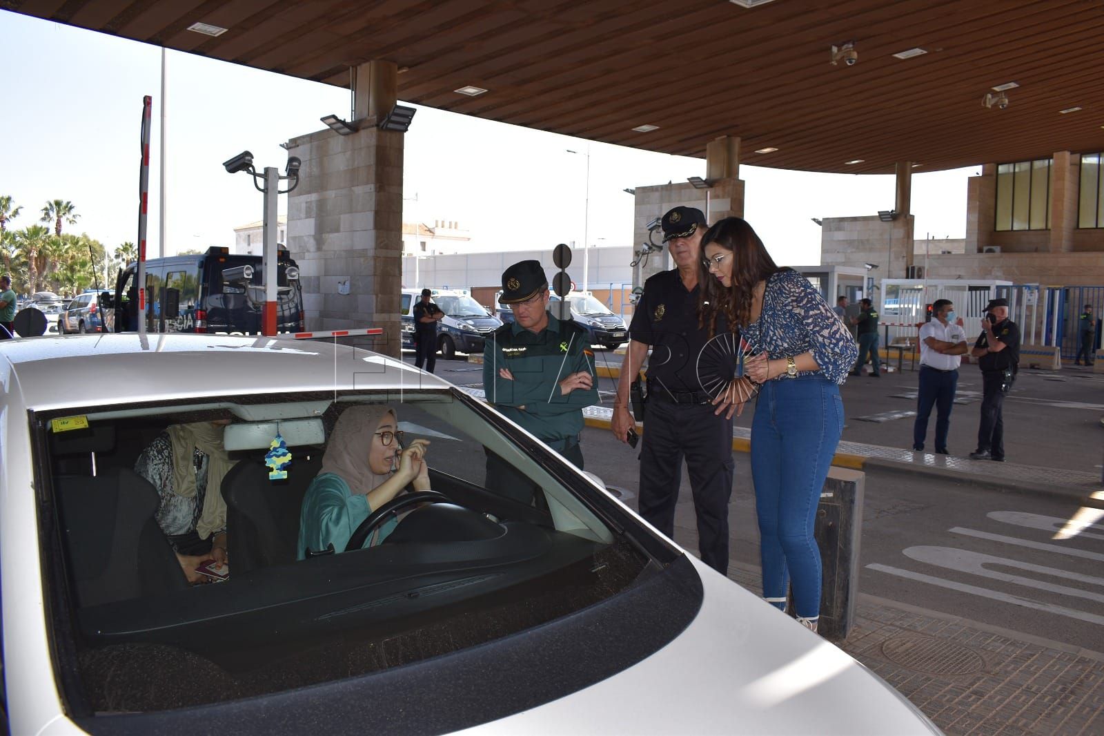 Unas 3.000 personas y mil vehículos cruzan por Beni Enzar el primer día