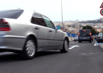 segutidad vial Un conductor intenta evadir a la Policía Local y colisiona contra la patrulla
