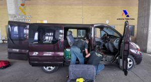 01 Registro vehiculo La Guardia Civil de Melilla halla casi 45 kg de polen de hachís en una furgoneta que iba a subir al barco de Motril