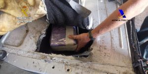 02 Vista lugar droga localizada La Guardia Civil de Melilla halla casi 45 kg de polen de hachís en una furgoneta que iba a subir al barco de Motril