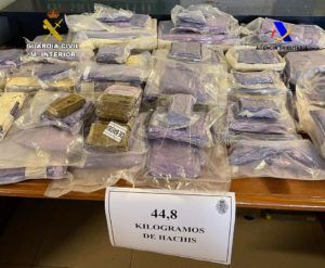 03 vista droga intervenida La Guardia Civil de Melilla halla casi 45 kg de polen de hachís en una furgoneta que iba a subir al barco de Motril