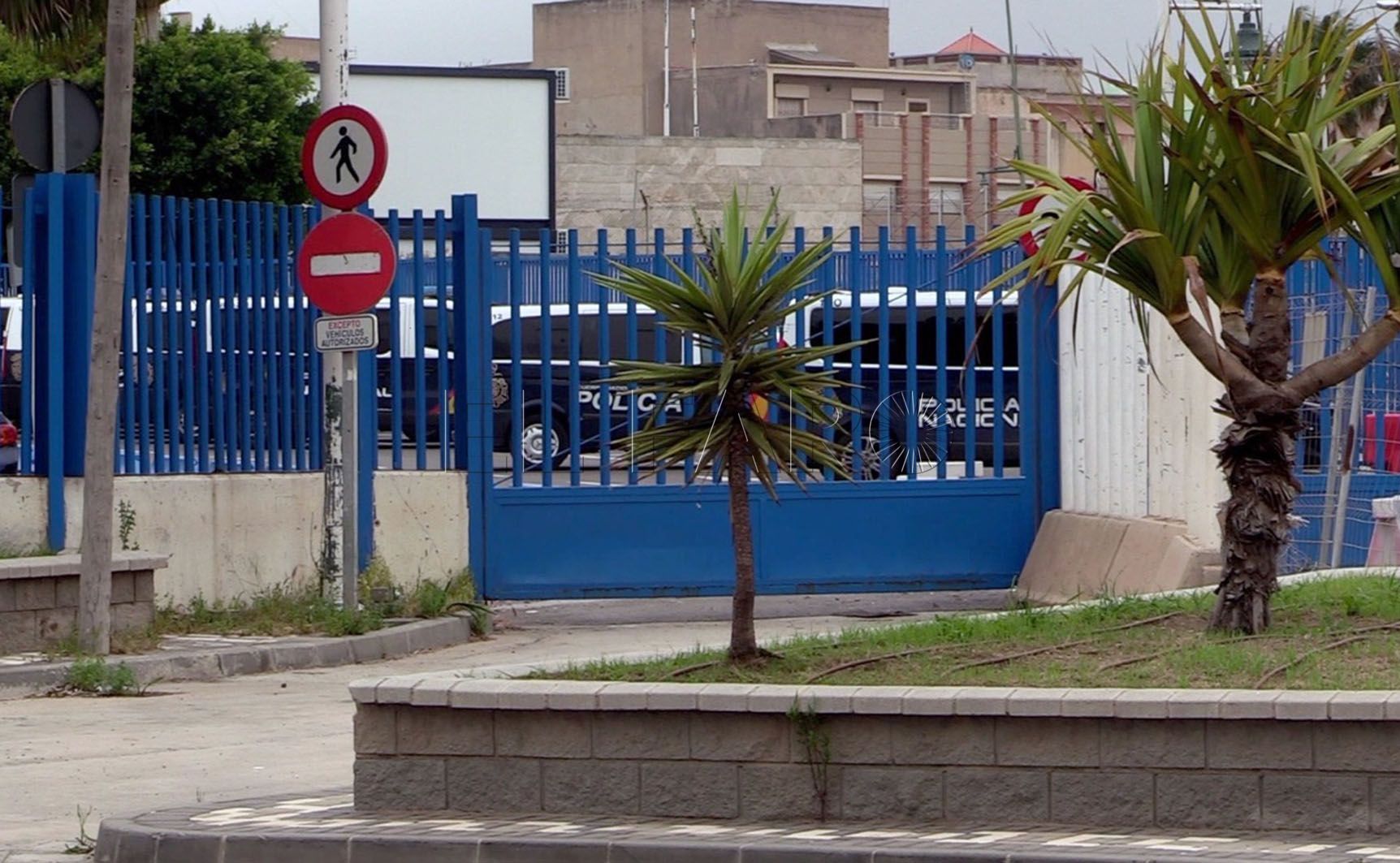 2 1 1 Trabajadoras marroquíes piden entrar en Melilla al grito de "¡No al visado!"