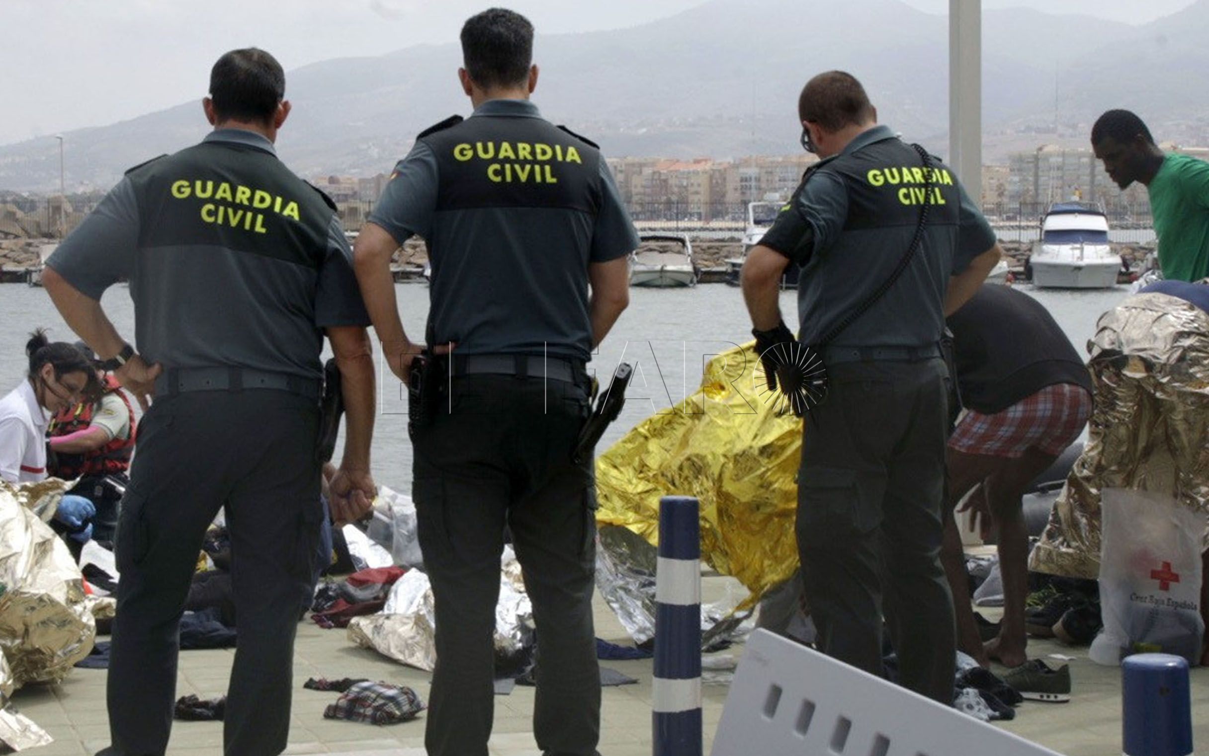 GRA333. MELILLA, 19/05/2017.- Efectivos de la Guardia Civil atienden esta tarde a varios de los 24 inmigrantes de origen subsahariano después de que la patera con la que intentaban llegar a Melilla haya naufragado. El rescate se ha producido en las inmediaciones de Aguadú (al norte de Melilla), y los inmigrantes han sido trasladados al puerto deportivo en la embarcación del GEAS de la Guardia Civil. EFE/F.G.GUERRERO