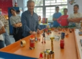 Algunos de los vibrobots El IES Rusadir expone los inventos tecnológicos del Aula de Atención Temporal