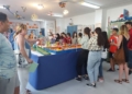 Distintos grupos del centro pasaran por el taller para ver la exposicion El IES Rusadir expone los inventos tecnológicos del Aula de Atención Temporal