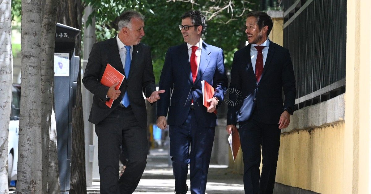 En el centro el ministro Félix Bolaños El ministro Bolaños celebra la "nueva etapa" con Marruecos y evita comentar los informes del CNI