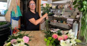 Flores 1 El jazmín, la dama de noche y la citronela, las plantas que más se compran en Melilla