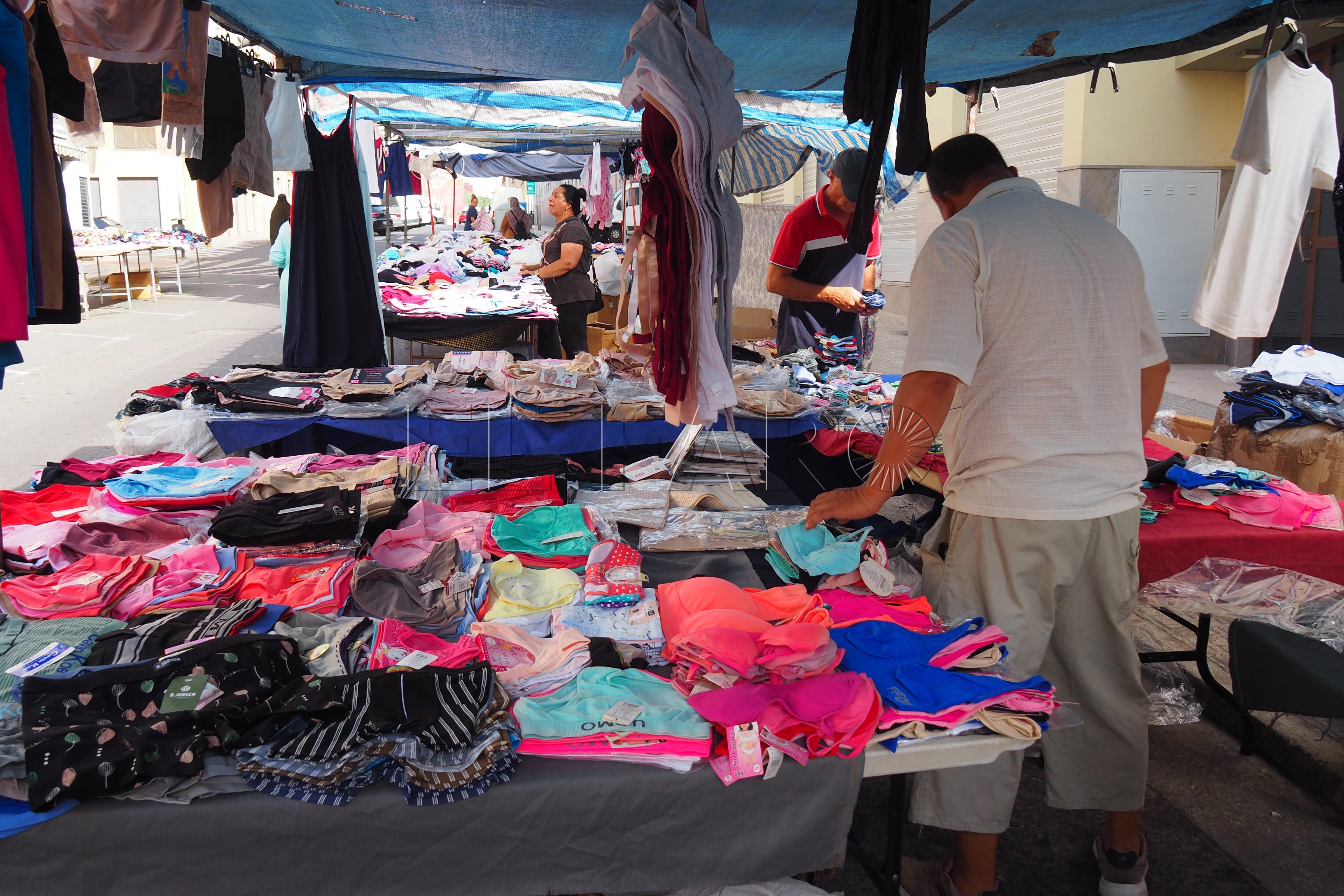 Mercadillo Los comerciantes del mercadillo piden más zonas donde colocar los puestos