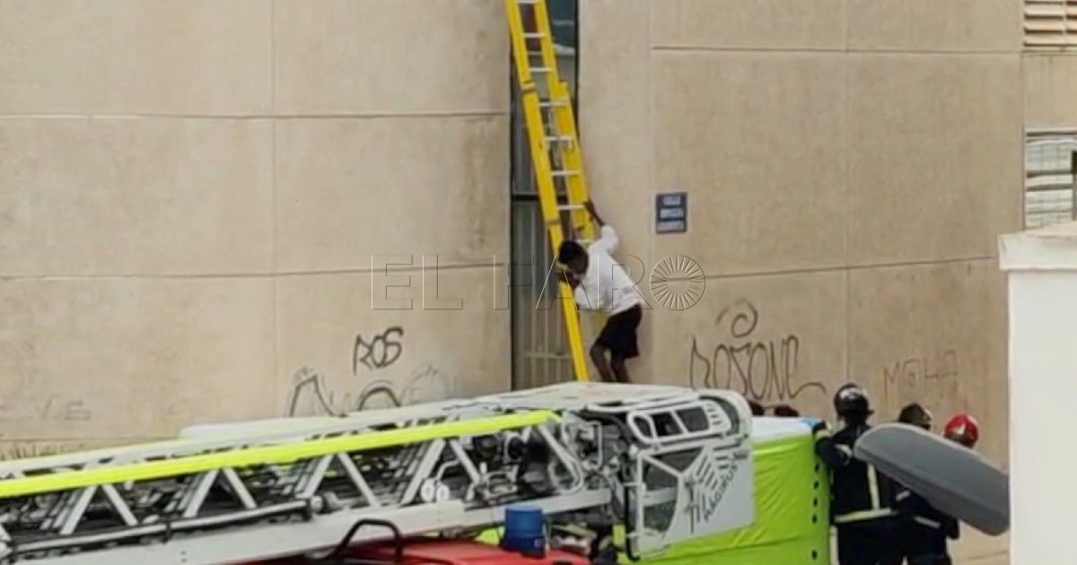 Migrantes subsahariano Yusef, el policía de Melilla que rescató a un inmigrante en el Hospital Comarcal