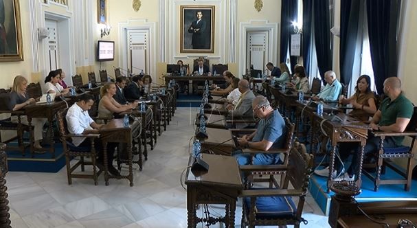 PLENO 1 Bussian explica que modificarán las licencias para que las naves industriales puedan reconvertirse en lugares de ocio