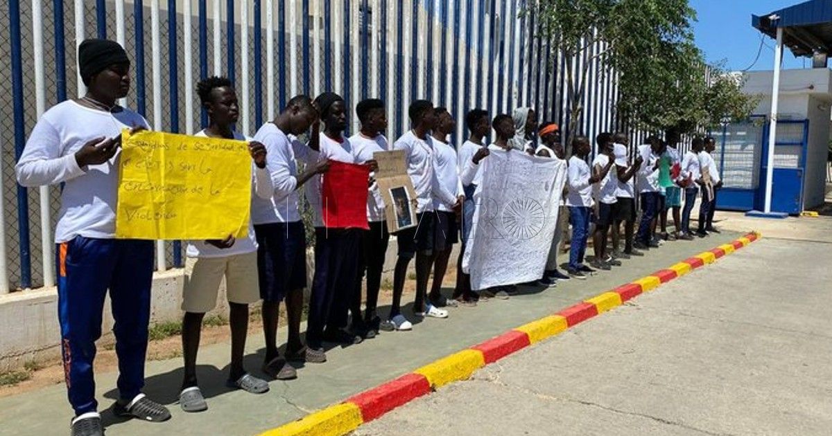 PROTESTA EN EL CETI Migrantes del CETI de Melilla acusan a los vigilantes del centro de violencia institucional