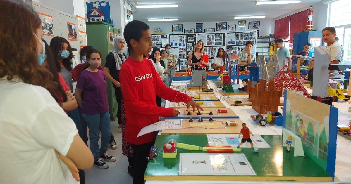Uno de los alumnos del Aula de Atención Temporal explica el funcionamiento de los aparatos.